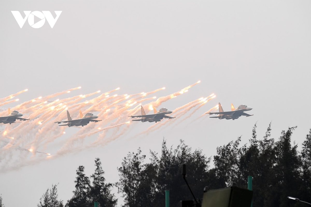 impressive performance of su-30mk2 fighters at vietnam defence 2022 picture 7