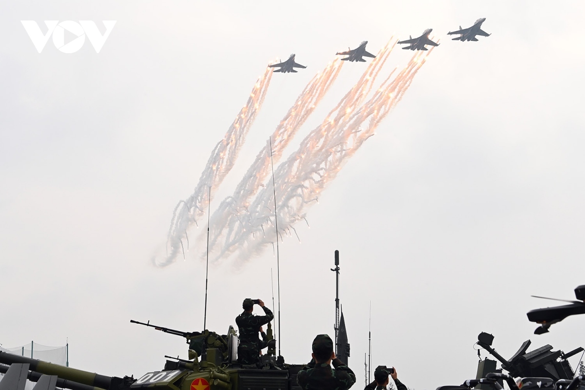 impressive performance of su-30mk2 fighters at vietnam defence 2022 picture 8
