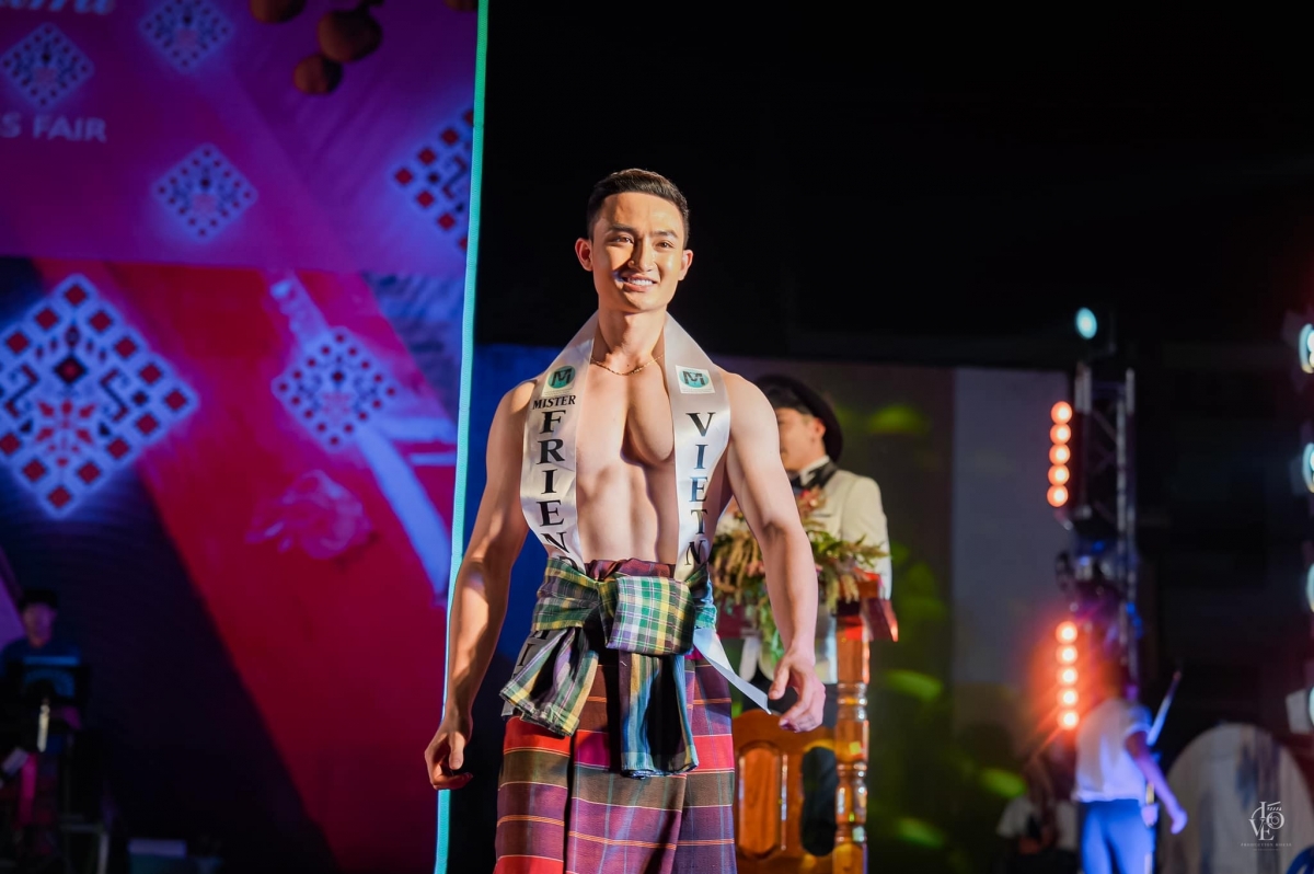 Hoang Viet An competes at Mister Friendship 2022