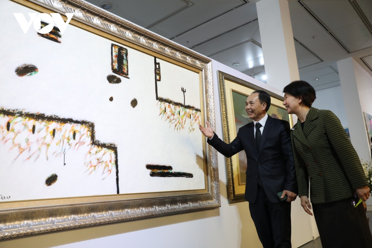 vietnamese and korean artists showcase paintings at hanoi museum picture 2