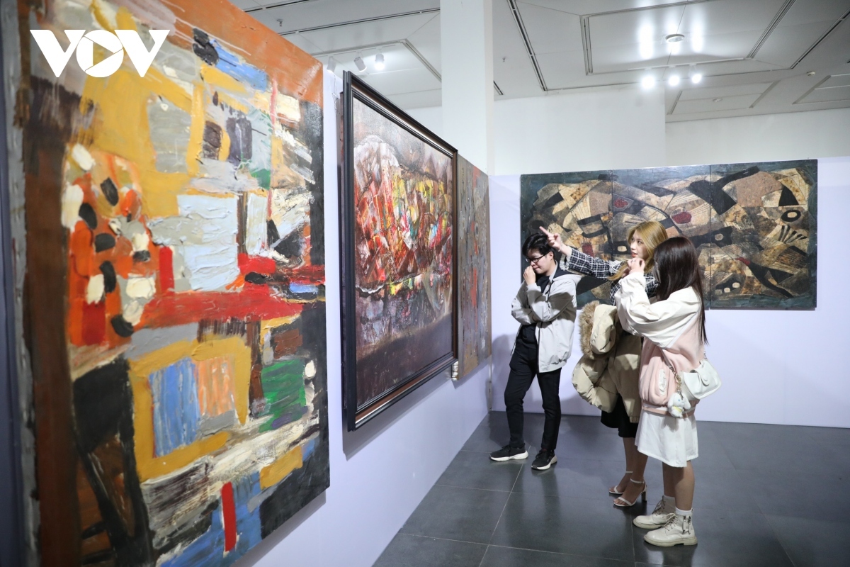 vietnamese and korean artists showcase paintings at hanoi museum picture 3