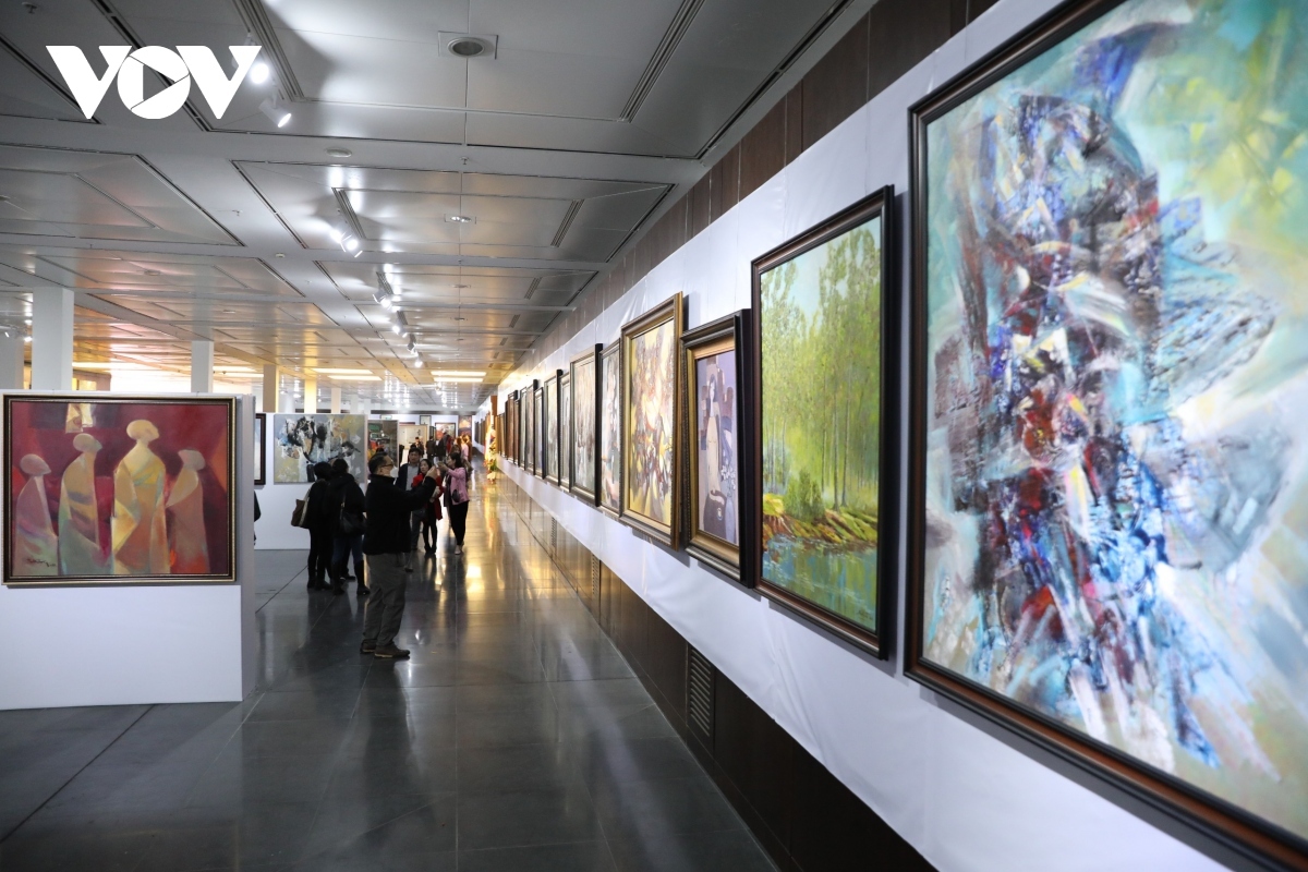 vietnamese and korean artists showcase paintings at hanoi museum picture 1