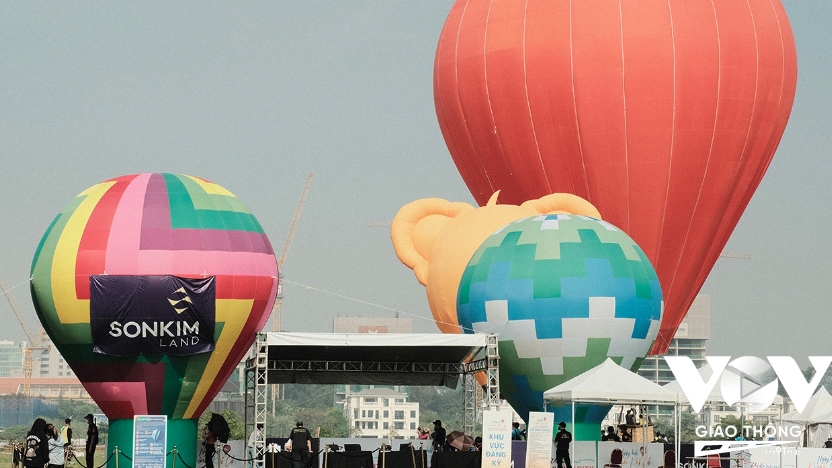 year-end hot air balloon festival enthralls visitors in hcm city picture 10