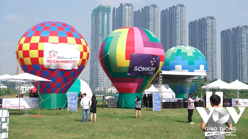 year-end hot air balloon festival enthralls visitors in hcm city picture 2
