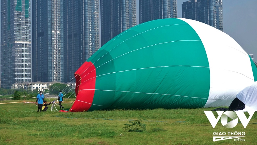 year-end hot air balloon festival enthralls visitors in hcm city picture 8