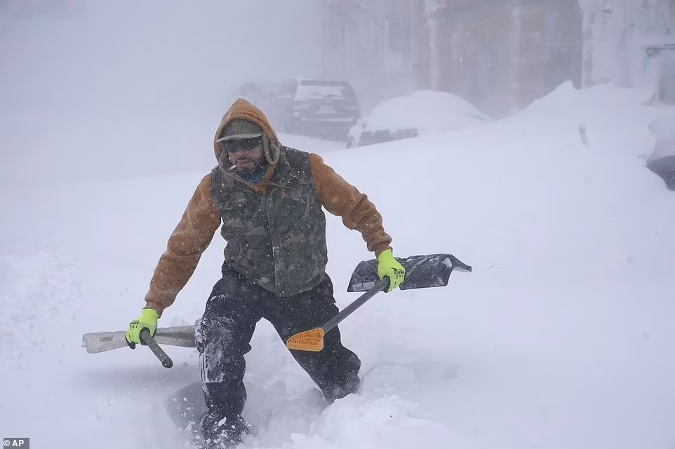 Hình ảnh bão tuyết kinh hoàng ở Mỹ làm hàng chục người thiệt mạng