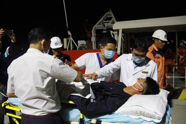 sick chinese sailor brought ashore for treatment in khanh hoa picture 1
