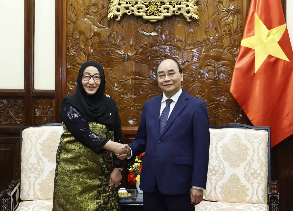 president phuc receives azerbaijani and brunei ambassadors picture 2