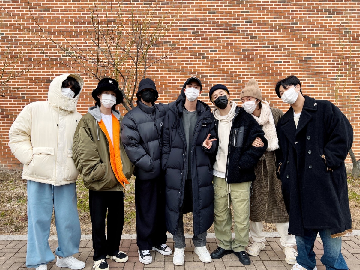 Các thành viên BTS tiễn Jin lên đường nhập ngũ