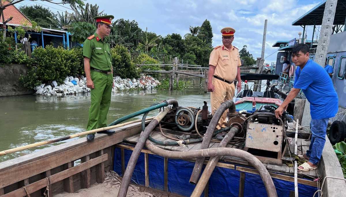 an giang kien quyet dau tranh voi cac loai toi pham khai thac cat trai phep hinh anh 2