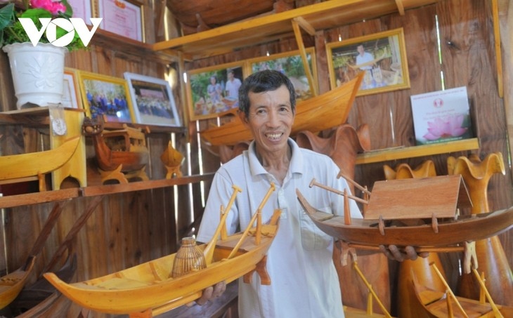making handicraft boats, new direction for boat building village in dong thap picture 1