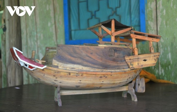 making handicraft boats, new direction for boat building village in dong thap picture 2