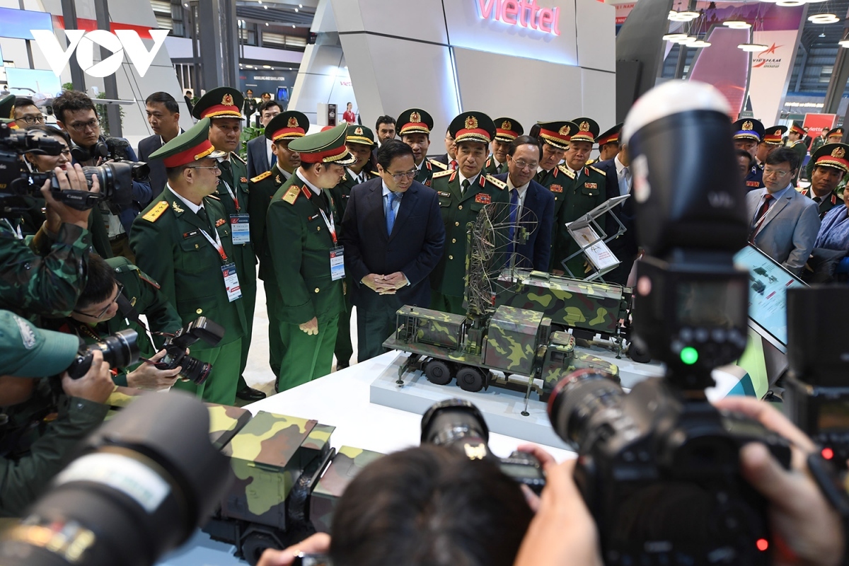 pm chinh attends vietnam international defence expo 2022 picture 12