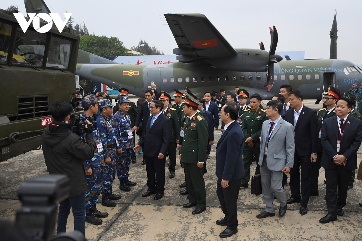 pm chinh attends vietnam international defence expo 2022 picture 9
