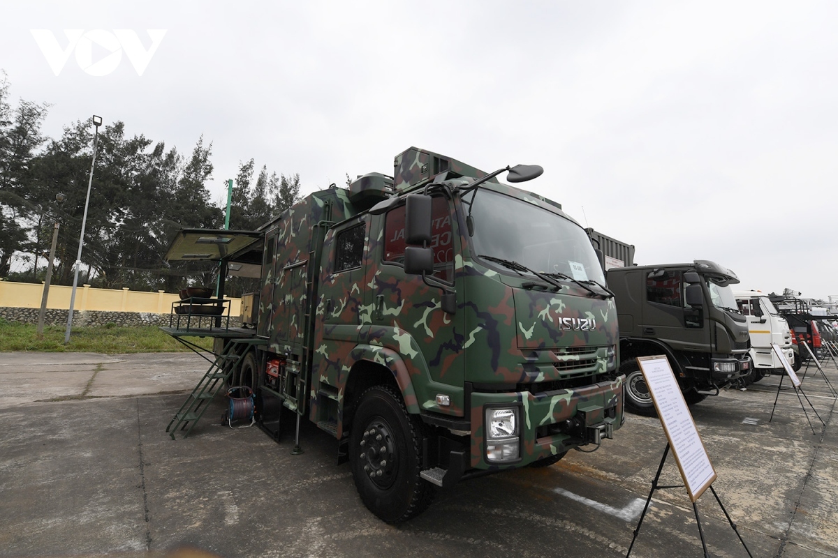 modern vietnamese military weapons exhibited at defence expo picture 2