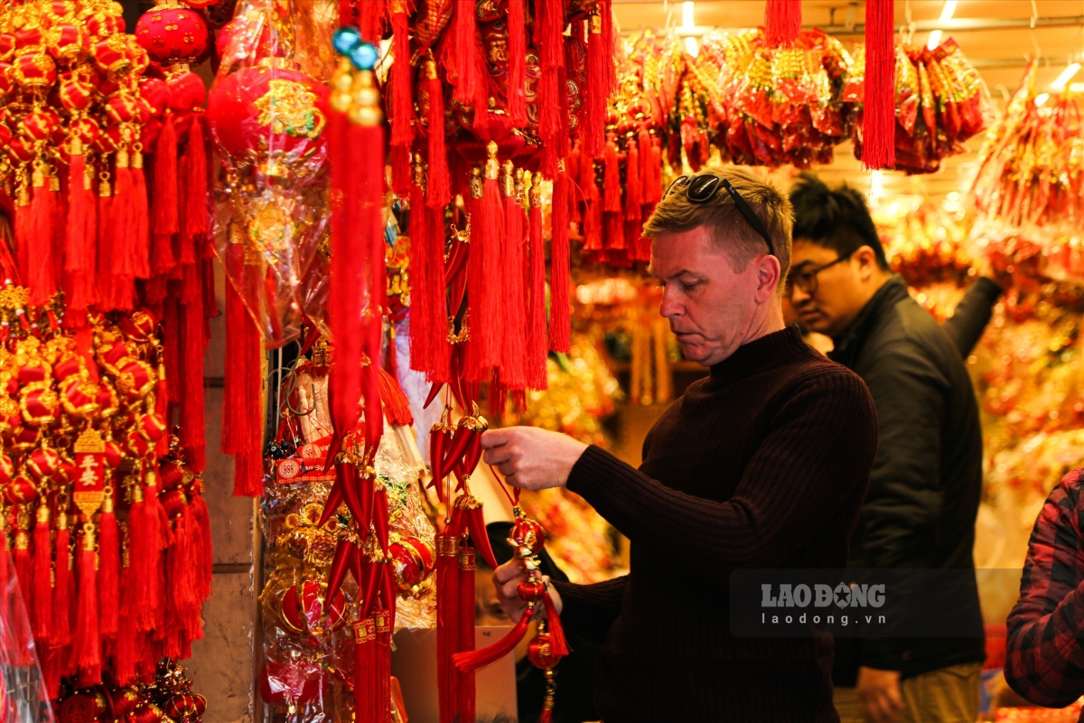 hang ma street decked out in red for tet celebrations after christmas picture 10