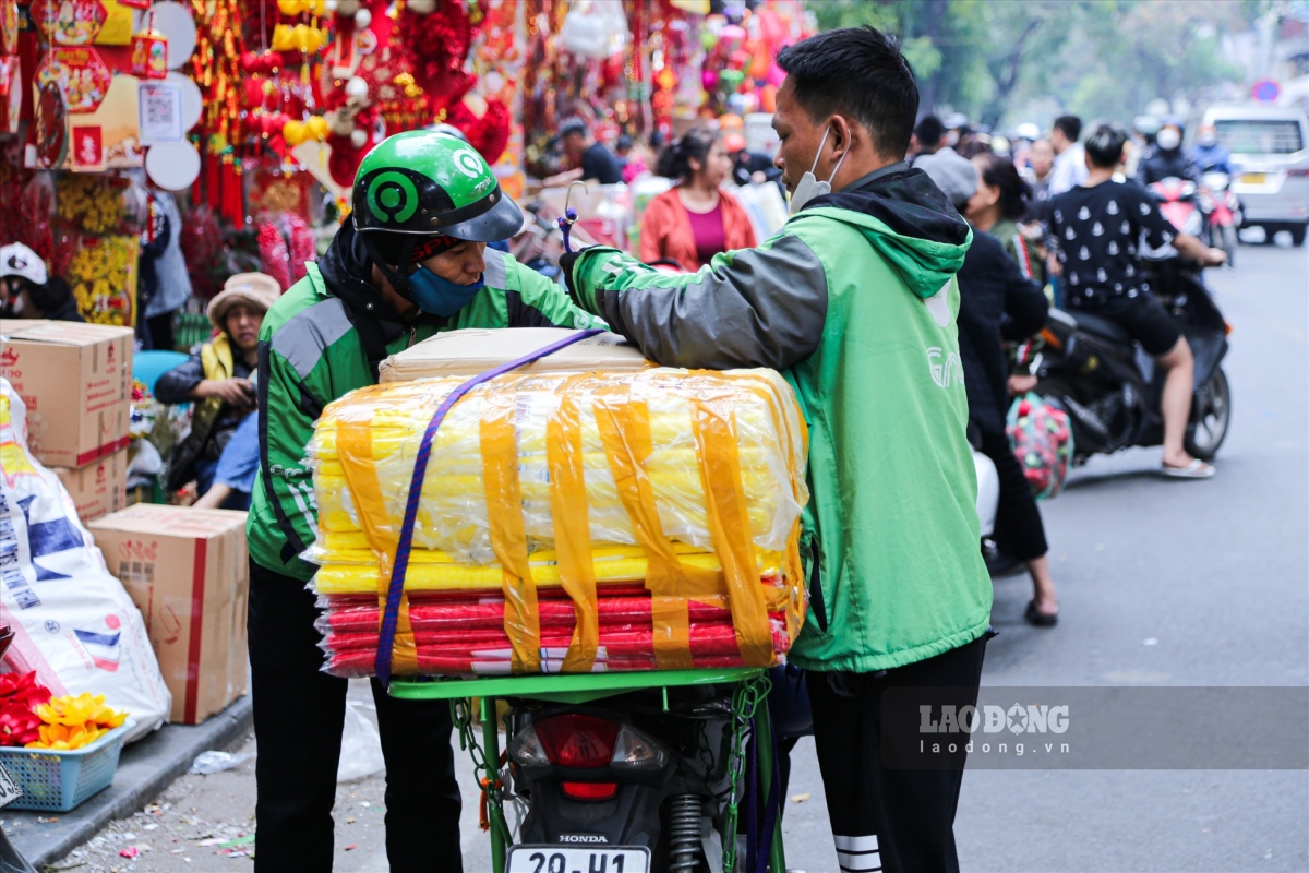 hang ma street decked out in red for tet celebrations after christmas picture 13