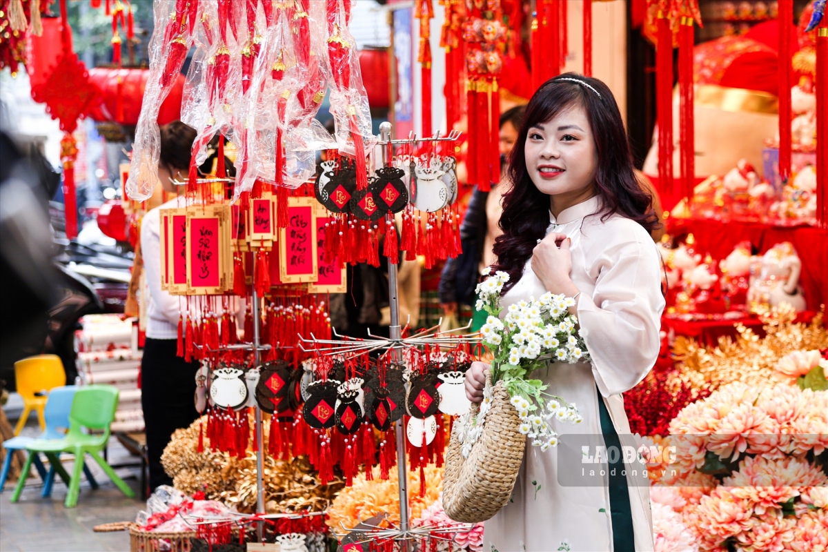 hang ma street decked out in red for tet celebrations after christmas picture 14