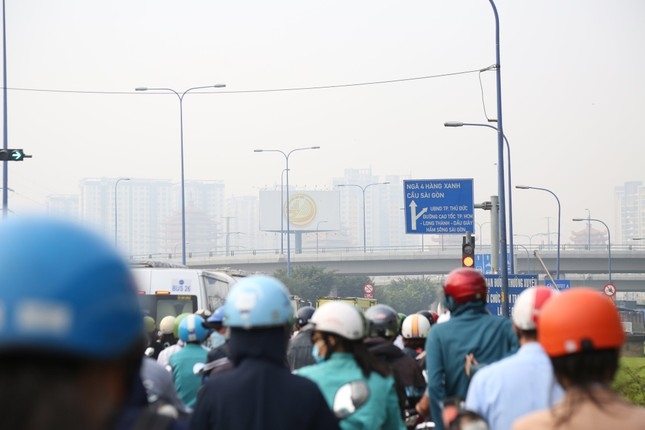 hcm city residents bask in warm clothes as temperatures drop picture 5