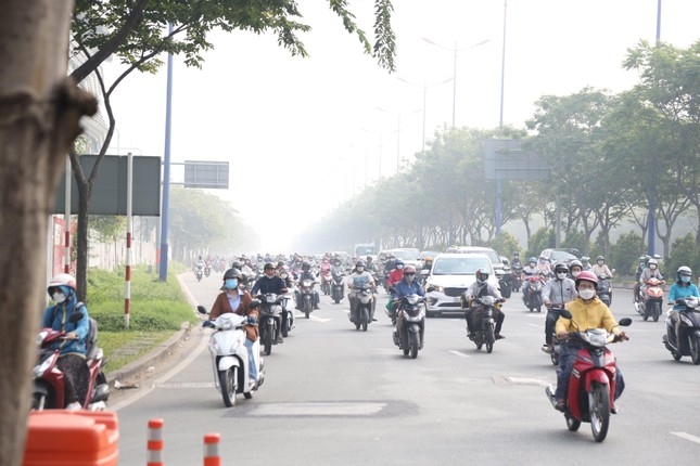 hcm city residents bask in warm clothes as temperatures drop picture 6