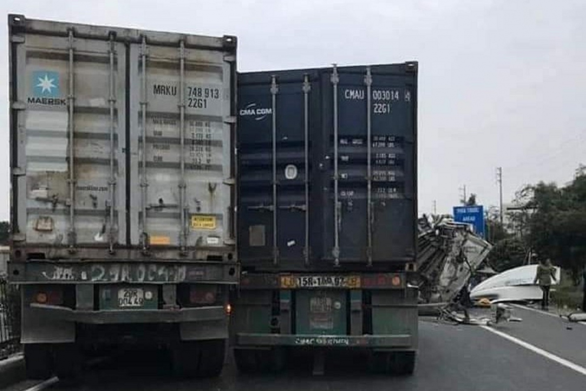 nhieu xe container dam lien hoan tren quoc lo 5, 3 nguoi thuong vong hinh anh 2