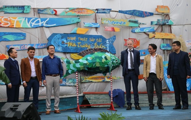 installation art festival encourages protection of marine environment picture 1