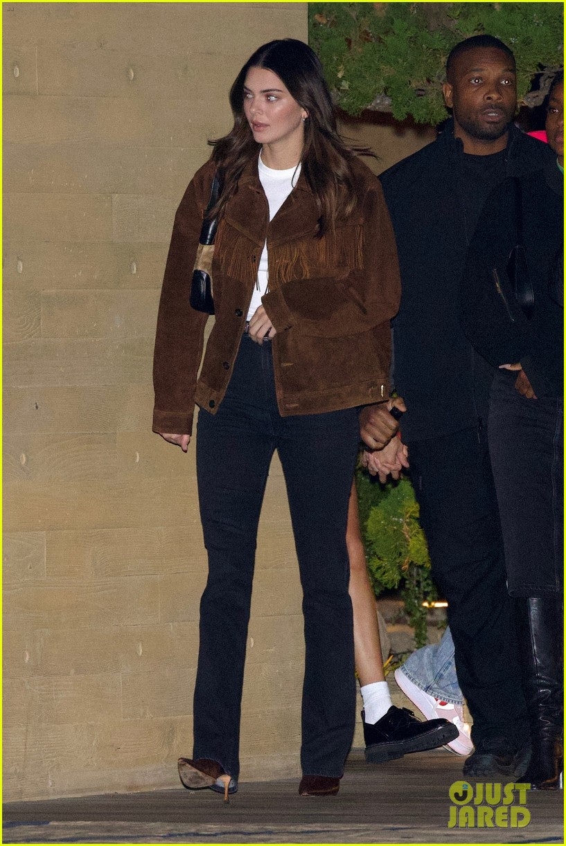 kendall jenner rang ro di an toi cung ban be sau khi chia tay ban trai hinh anh 2