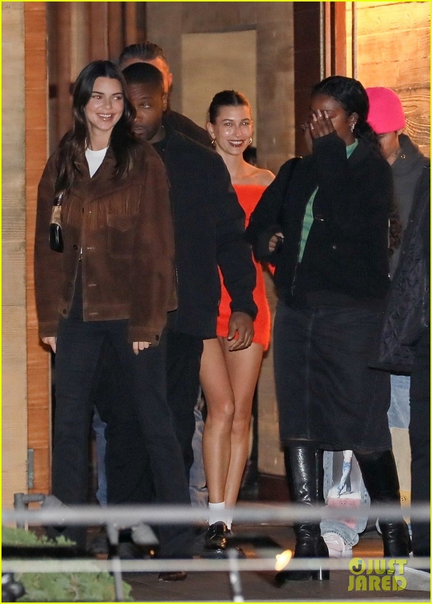 kendall jenner rang ro di an toi cung ban be sau khi chia tay ban trai hinh anh 3
