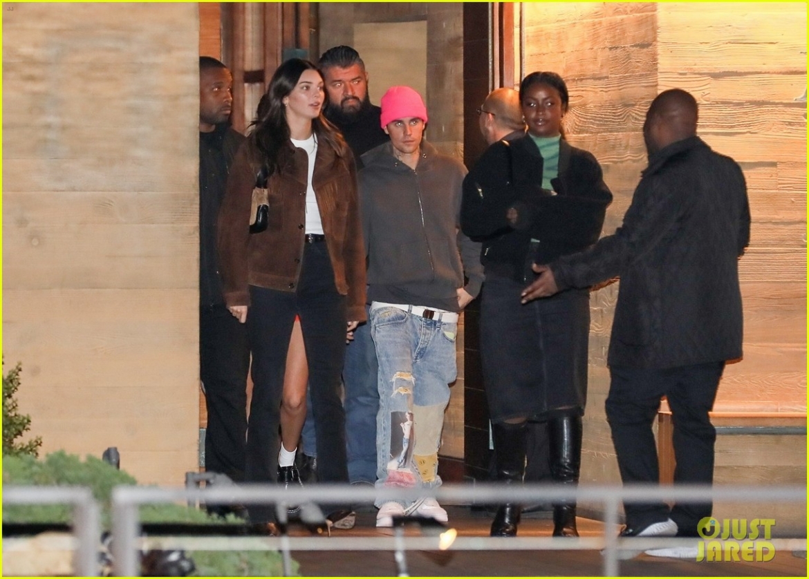 kendall jenner rang ro di an toi cung ban be sau khi chia tay ban trai hinh anh 4
