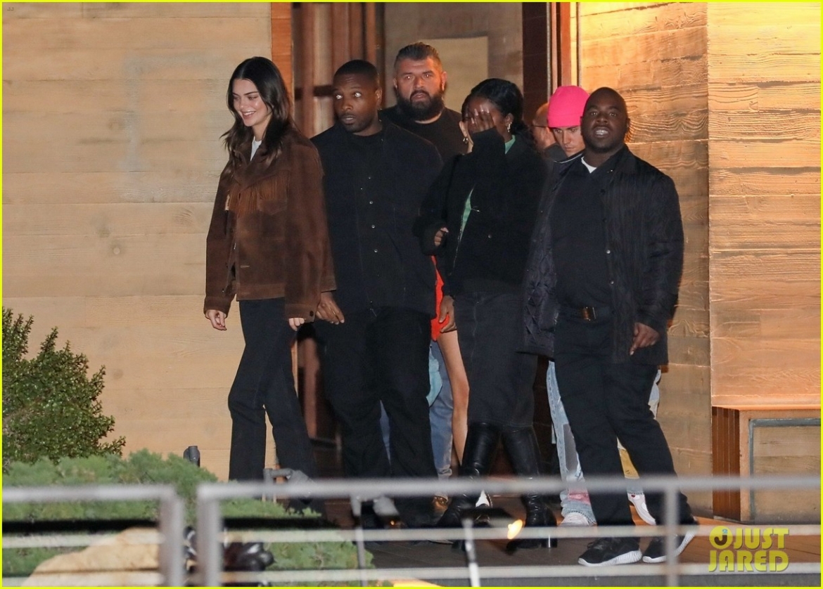 kendall jenner rang ro di an toi cung ban be sau khi chia tay ban trai hinh anh 5