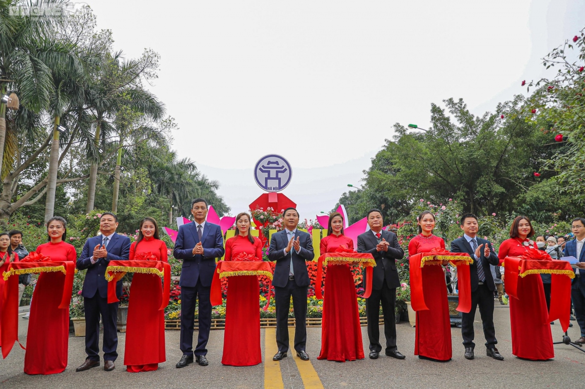 hang nghin du khach do ve me linh trong ngay khai mac le hoi hoa lon nhat thu do hinh anh 2