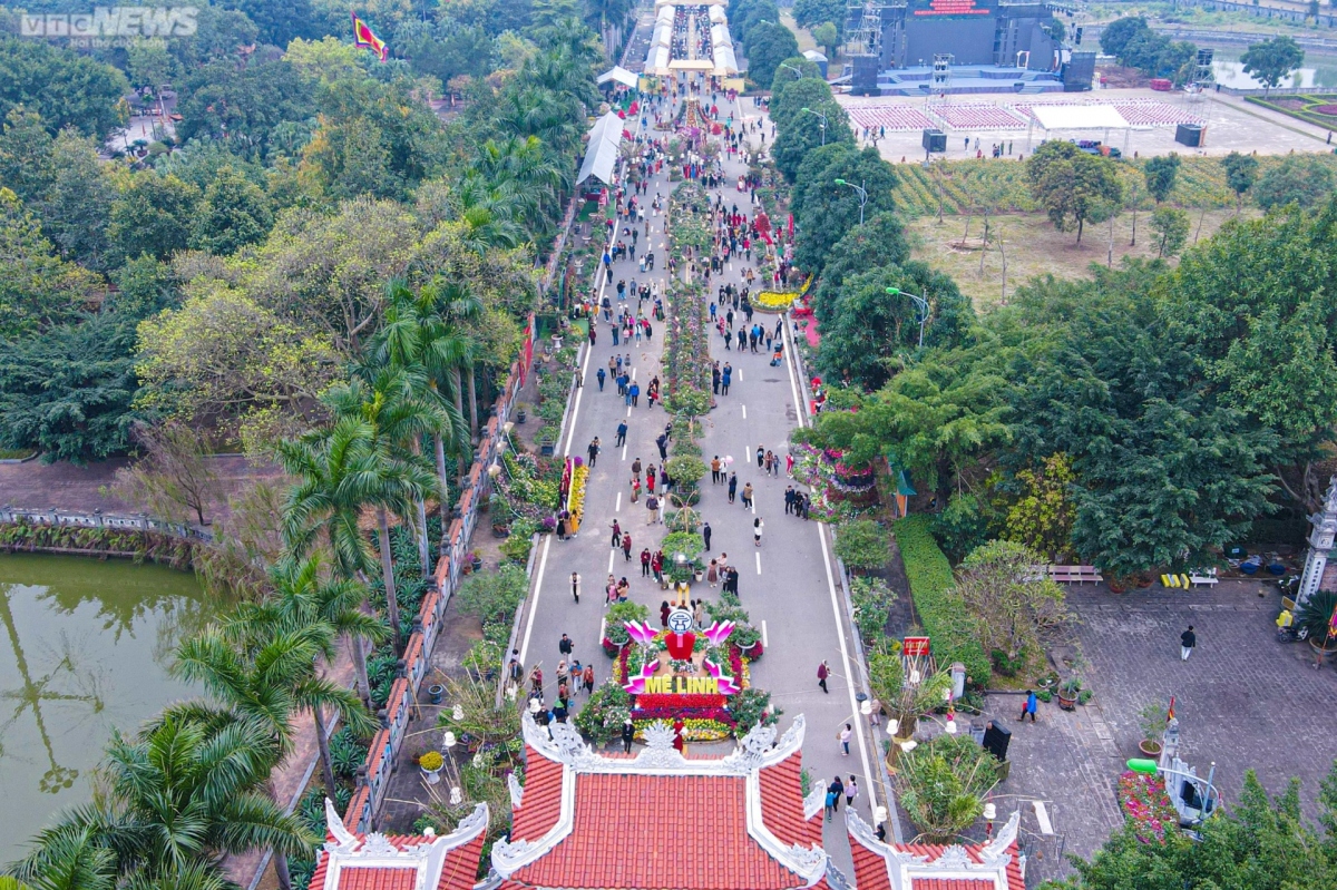 hang nghin du khach do ve me linh trong ngay khai mac le hoi hoa lon nhat thu do hinh anh 1