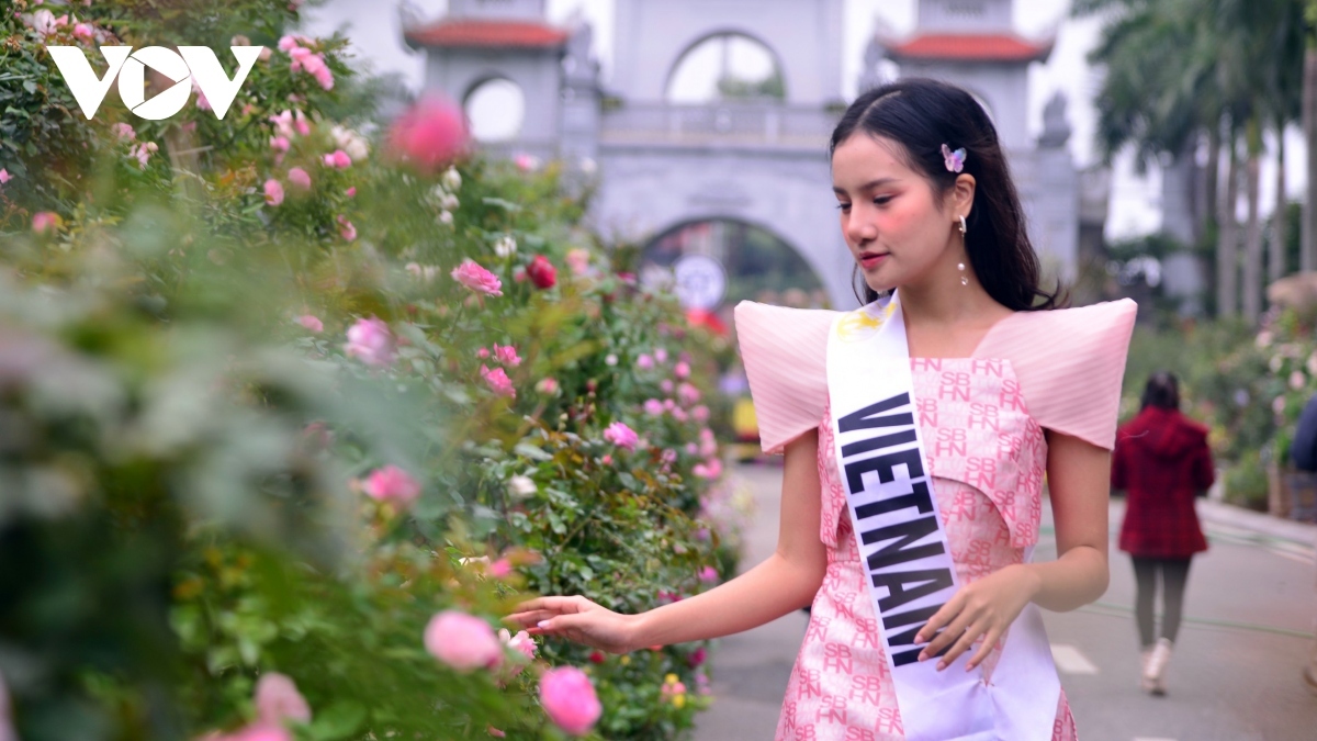 miss tourism world contestants eager to discover hanoi flower village picture 4