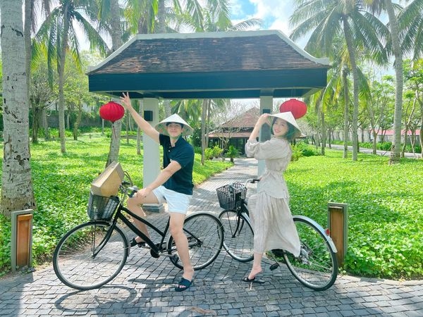 vo chong phuong nga - binh an di huong tuan trang mat muon o hoi an hinh anh 1