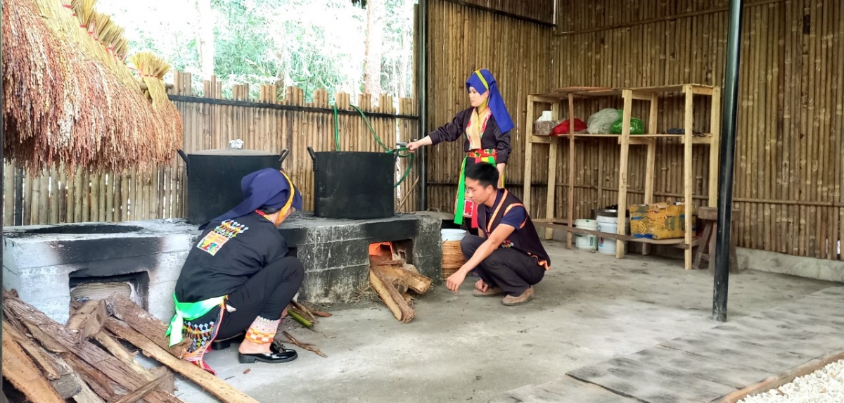 du lich cong dong dom hoa ket trai o vung cao quang ninh hinh anh 2