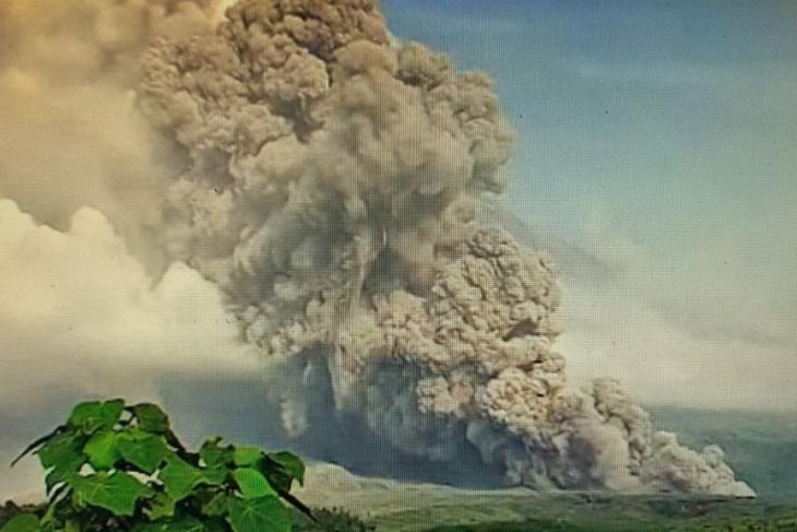 indonesia nang muc canh bao cao nhat doi voi nui lua semeru hinh anh 1