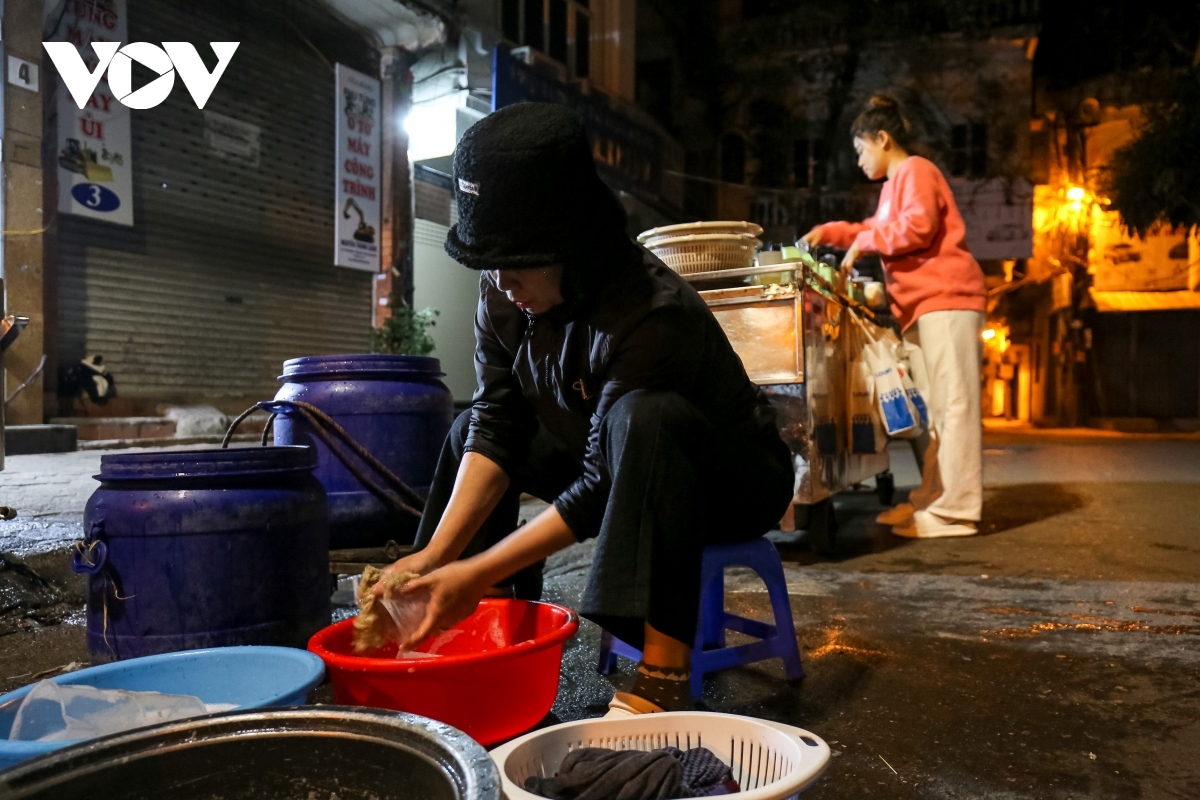hanoi s outdoor workers make a living on freezing cold nights picture 2