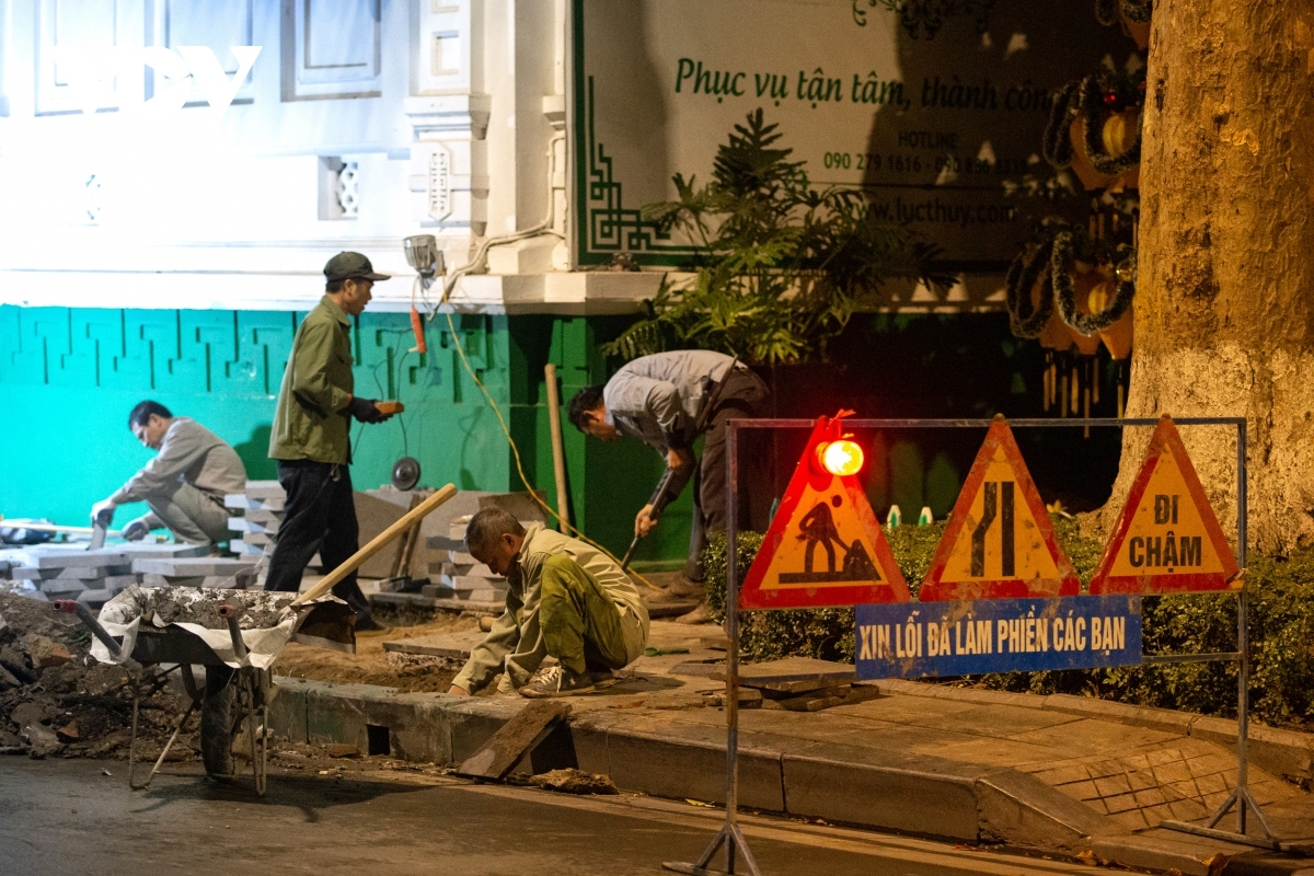 hanoi s outdoor workers make a living on freezing cold nights picture 3