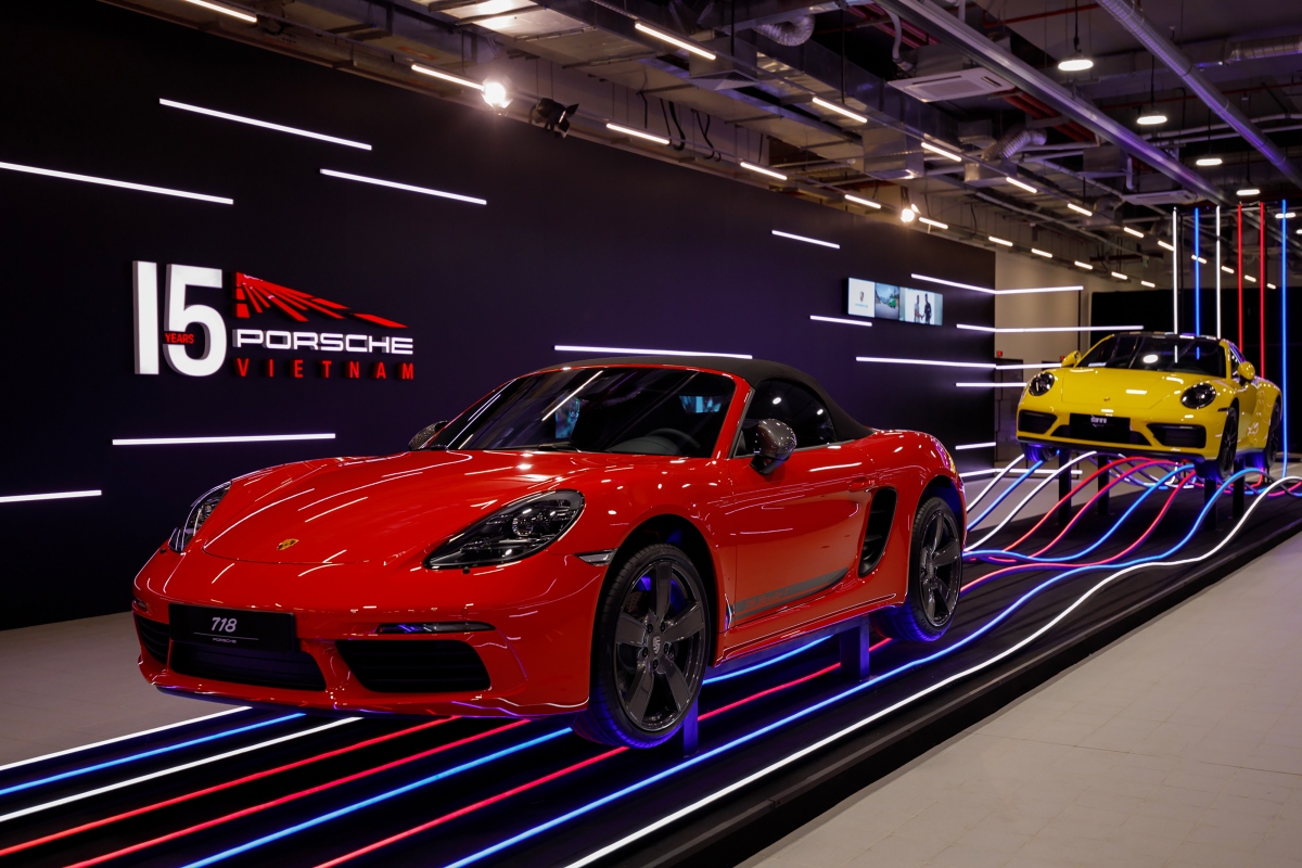 Đại gia Lê Thanh Hiếu mua siêu xe Porsche đắt nhất Việt Nam