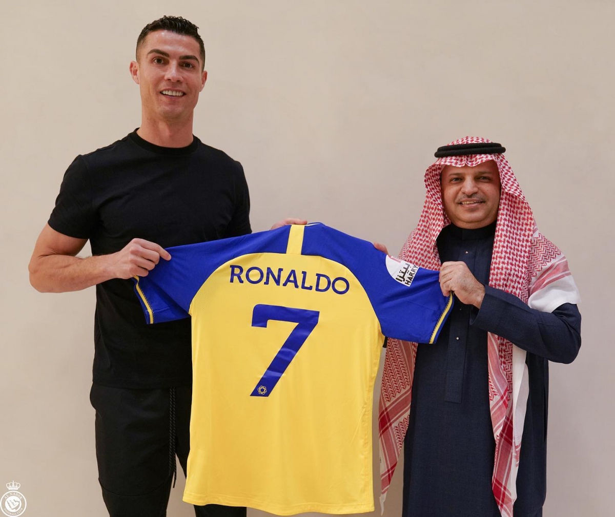 chInh thUc ronaldo gia nhap al nassr hinh anh 1