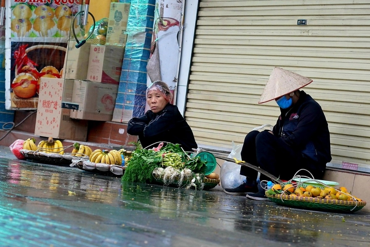 nguoi lao dong duong pho ha noi quay quat muu sinh duoi mua ret hinh anh 9