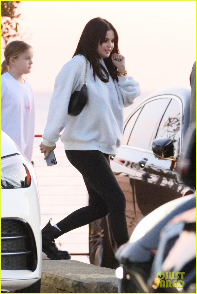 selena gomez de mat moc xinh dep di an toi cung vo chong brooklyn beckham hinh anh 2