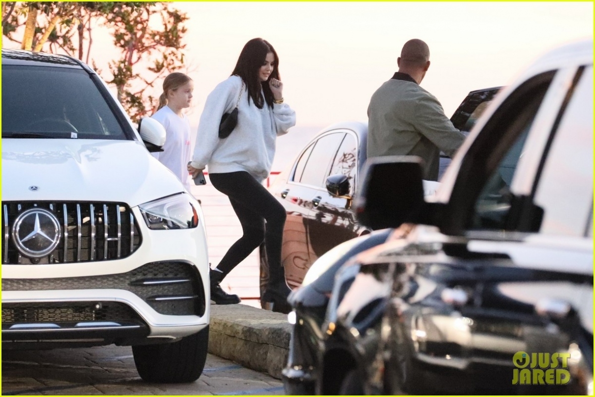 selena gomez vui ve den mexico cung vo chong brooklyn beckham truoc them nam moi hinh anh 5