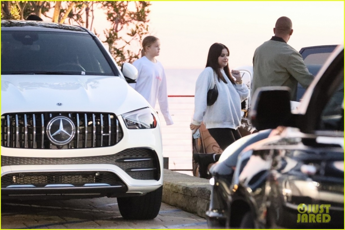 selena gomez vui ve den mexico cung vo chong brooklyn beckham truoc them nam moi hinh anh 8