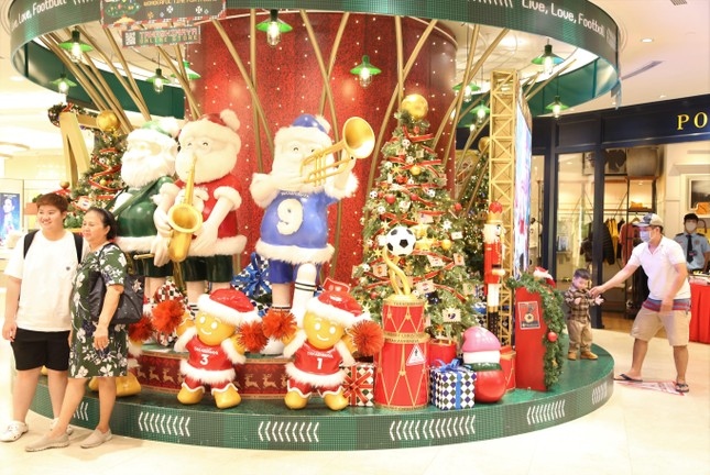 colorful christmas decorations brighten up ho chi minh city picture 3