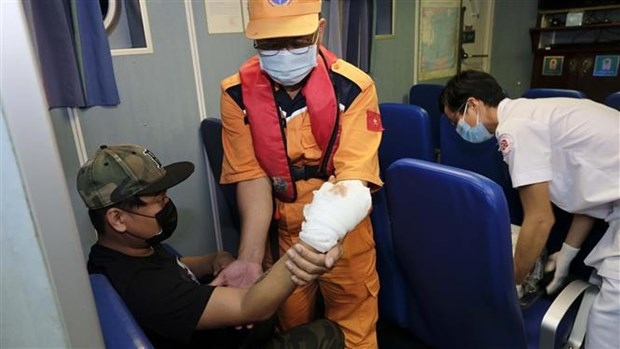 injured foreign sailor brought ashore for treatment in khanh hoa picture 1