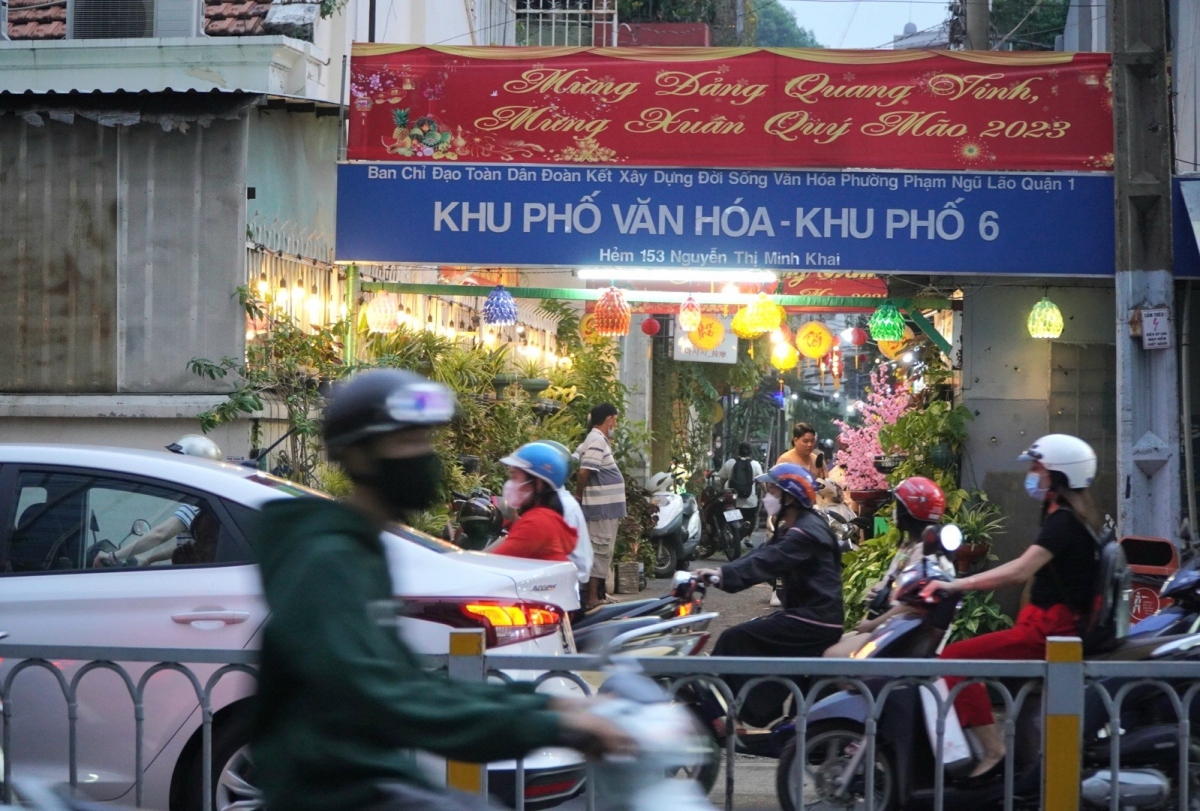 new year decorations spring up on ho chi minh city streets picture 3