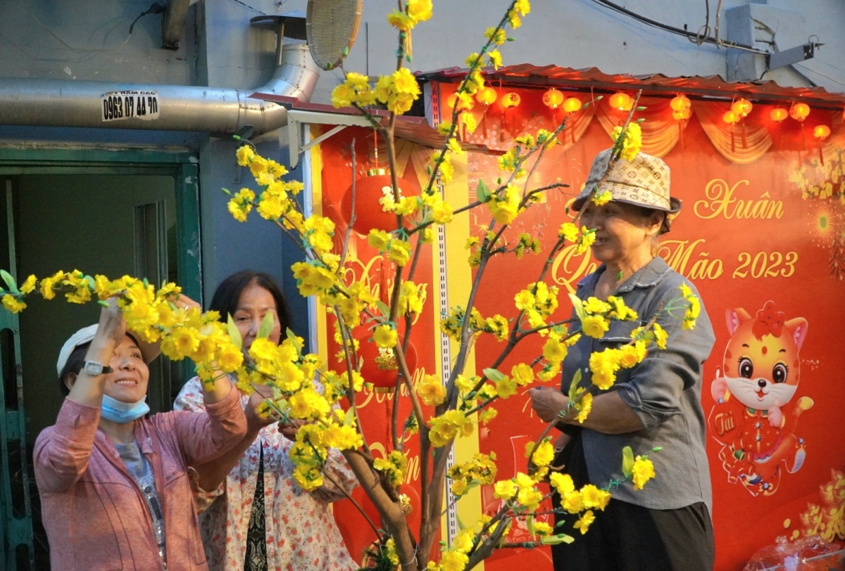 new year decorations spring up on ho chi minh city streets picture 4