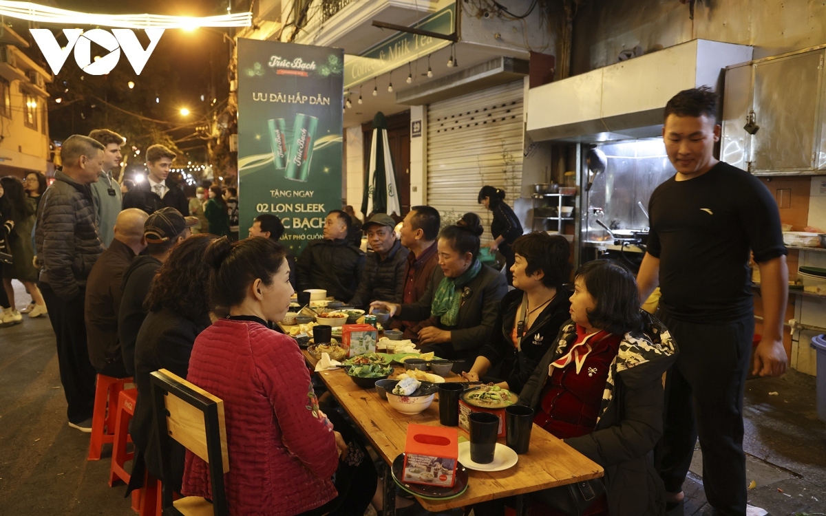 dao ngoc ngu xa night food street debuts in hanoi picture 6