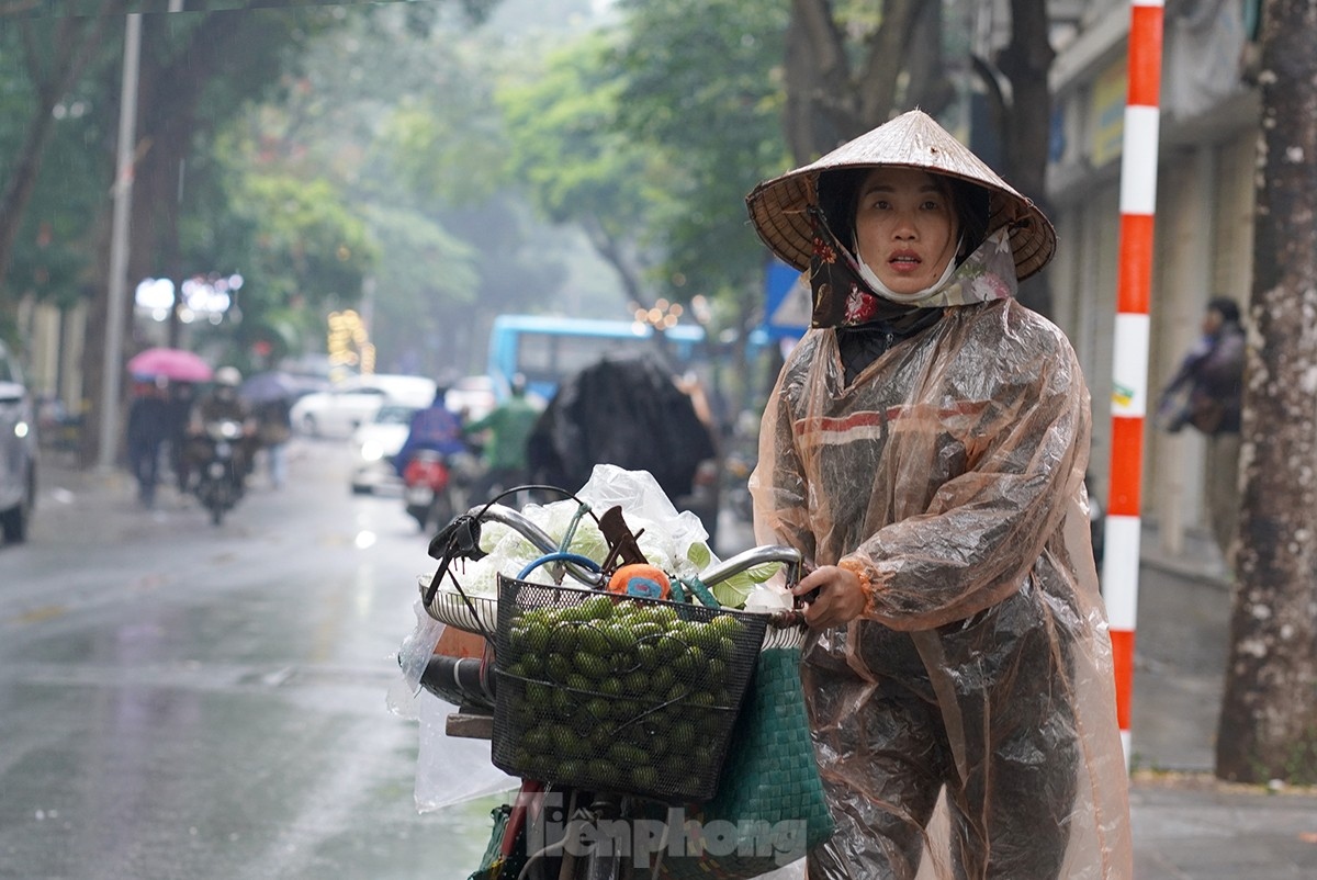 nguoi lao dong duong pho ha noi quay quat muu sinh duoi mua ret hinh anh 12